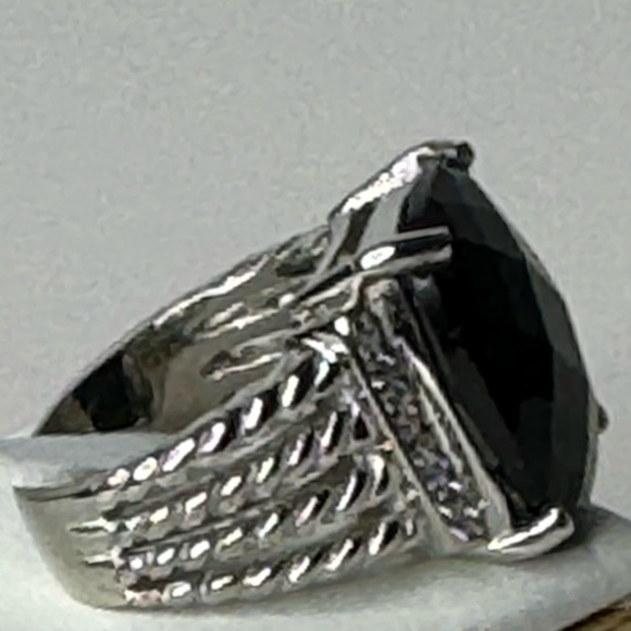 GORGEOUS RING BLACK FACET CUT CZ STONE SIDE CRYSTALS - Picture 7 of 8